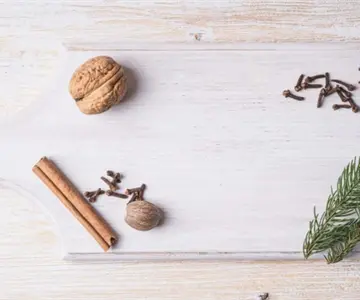 Logre aroma a pino natural en casa con ingredientes de cocina