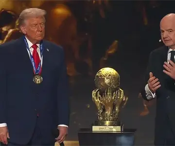 Donald Trump recibe el primer Premio de la Paz otorgado por la FIFA Donald Trump recibe el primer Premio de la Paz otorgado por la FIFA