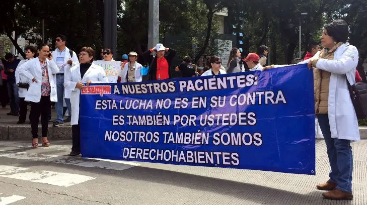Marchan médicos en CDMX
