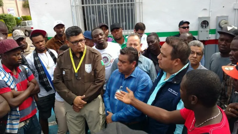 Migrantes haitianos se reúnen con representantes del INM