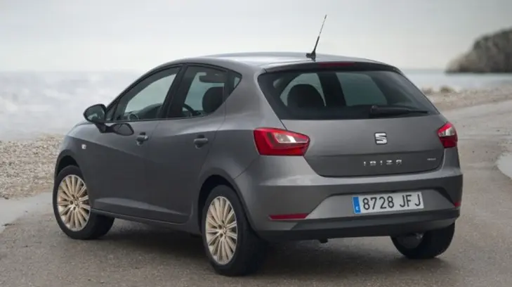 La Profeco lanza alertas por el uso de autos Mazda 3 y Seat