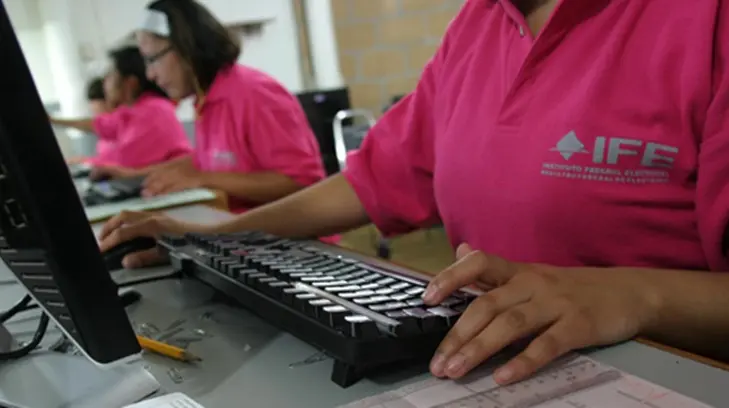 Detectan que jóvenes usan credenciales falsas del INE para comprar alcohol