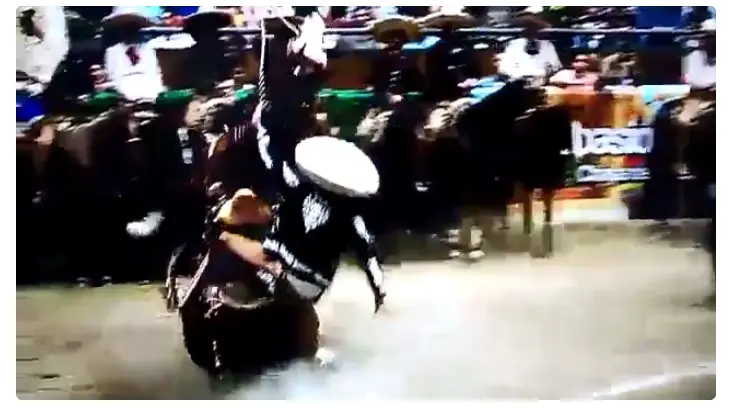 Gobernador de Chiapas se cae durante una demostración en caballo