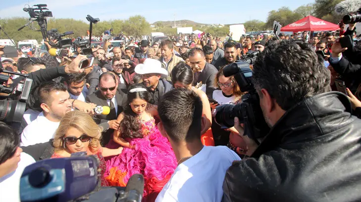Asisten 30 mil personas a los XV años de Rubí... y siguen llegando