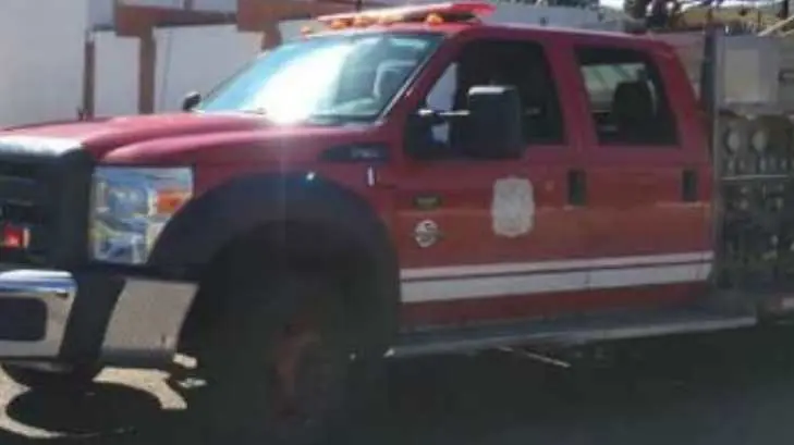 Estrella su auto contra jardinera del estadio Héctor Espino