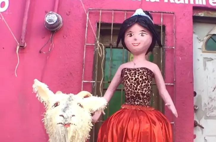 Rubí, la de los XV, ya tiene piñata... con todo y chiva