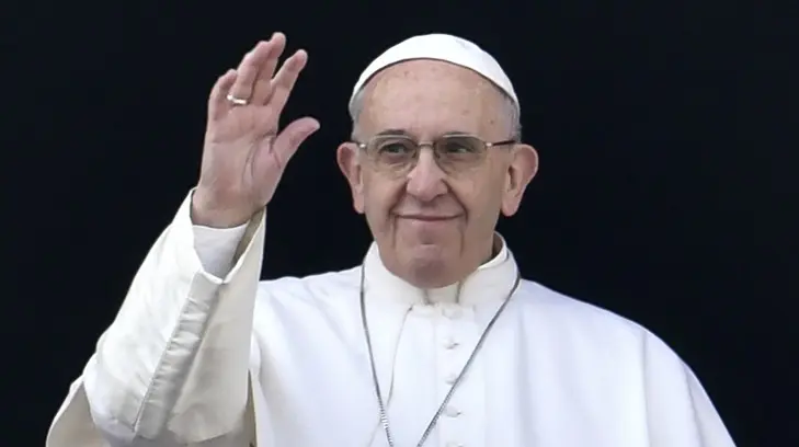 Papa Francisco regresa a su ventana del Vaticano tras operación