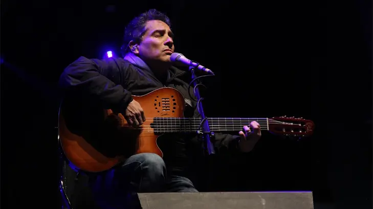 Alejandro Filio dedica canciones a Trump durante su presentación en el FAOT