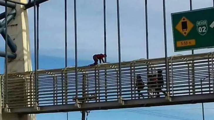 Adolescente arriesga su vida escalando puente sin protección