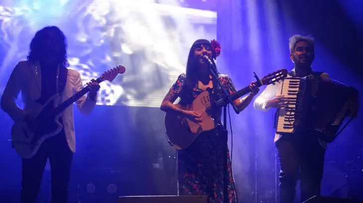 La ‘soprano rebelde’ en el FAOT; Mon Laferte reunió a miles de personas