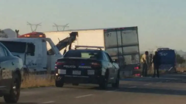 Autobús, pipa y tráiler chocan en la carretera Guaymas - HMO; hay un muerto