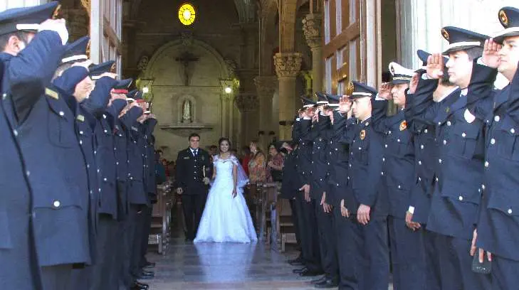 Bomberos estuvieron de gala; se casó un elemento