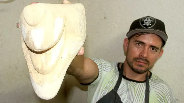 Fabrican máscaras dándole forma y color a la madera