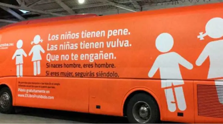 Polémica en España por autobús con mensaje contra niños transexuales