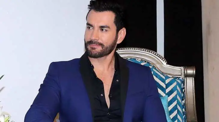 David Zepeda exhibe otro desnudo en Twitter
