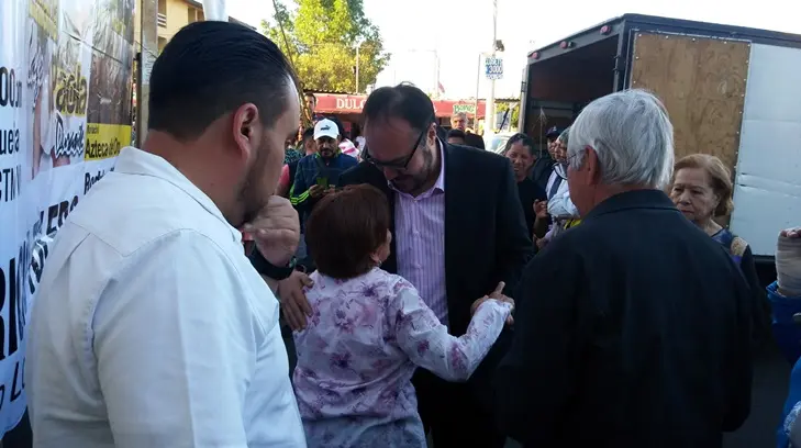 Diputado perredista entretiene con la Nacha a vecinos de Coyoacán