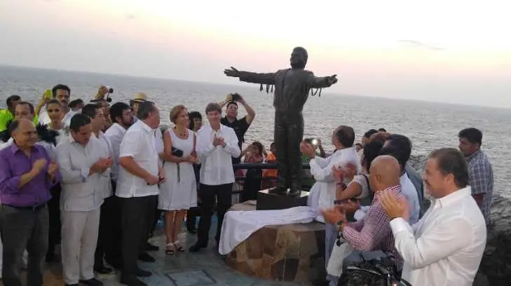 Develan estatua de Juan Gabriel en Acapulco