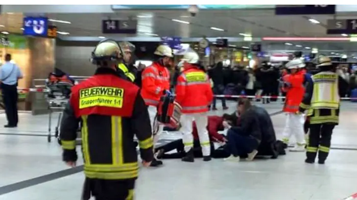 Hombre ataca con un hacha a personas en estación de tren en Alemania