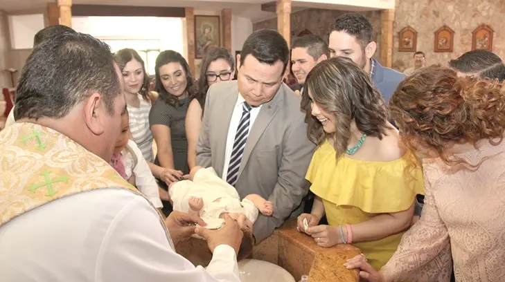 Recibe el bautismo