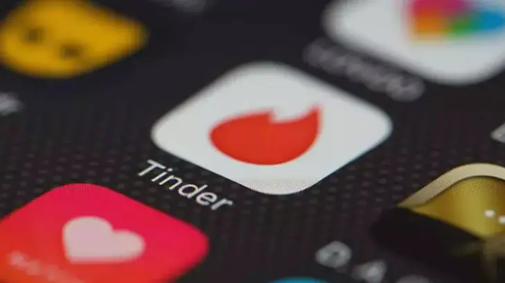 Cuatro de cada 10 mexicanos con Internet usan Tinder para ligar