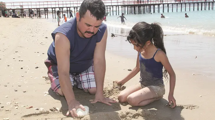 Llora de emoción al conocer el mar