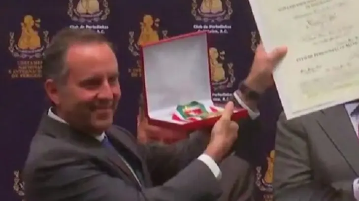 Esteban Arce defiende en TV su Premio Nacional de Periodismo