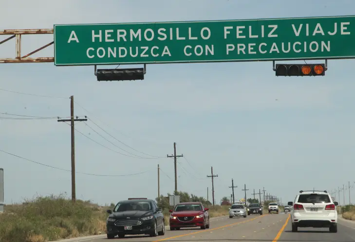 Alrededor de 700 carros por hora salieron esta mañana con rumbo a Bahía de Kino