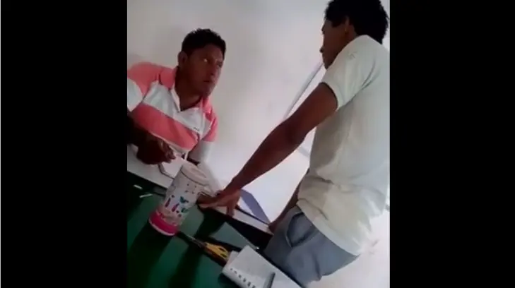 Alumno de Tabasco golpea en clases a su maestro