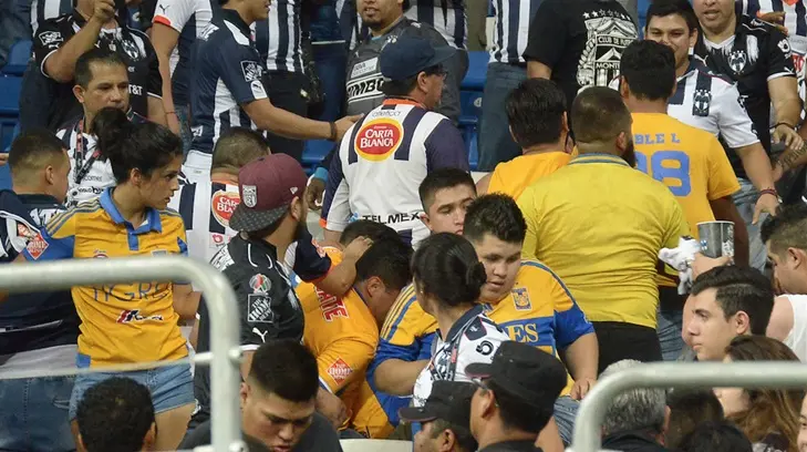Vetan el estadio de Monterrey por batalla campal entre aficionados