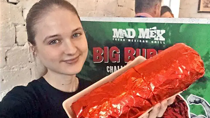 Modelo australiana devora burro de 1 kilo en 95 segundos