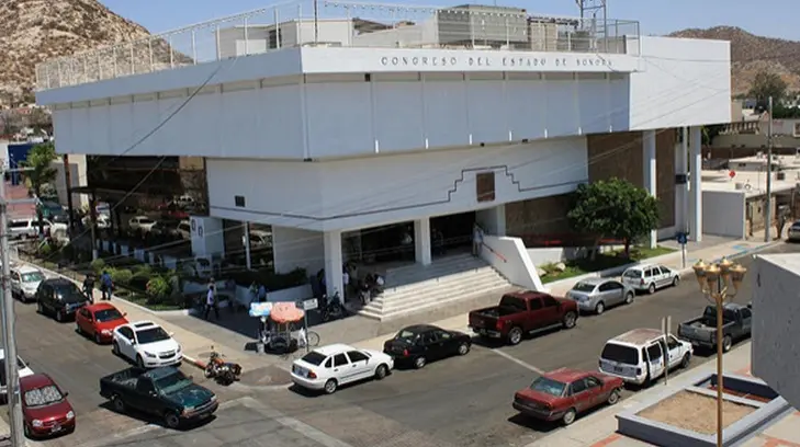 ¿Por qué destituyeron a 17 funcionarios del Congreso del Estado?
