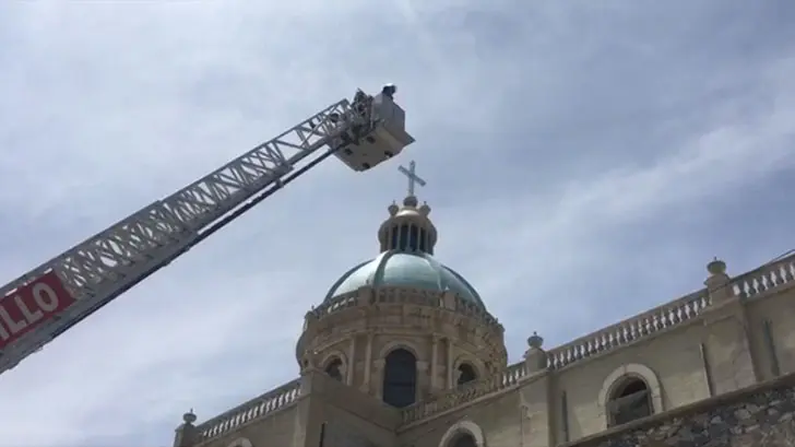 Bomberos de Hermosillo rescatan a mujer en iglesia Virgen de Fátima