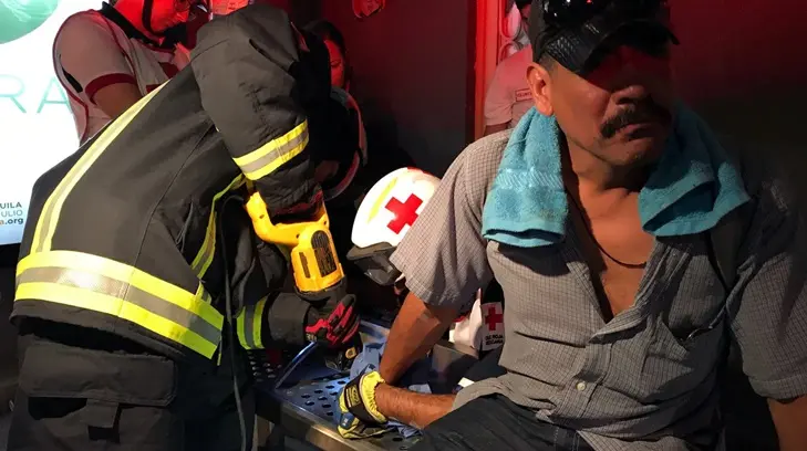 Duró 4 horas con el dedo atorado en una banca mientras esperaba su camión