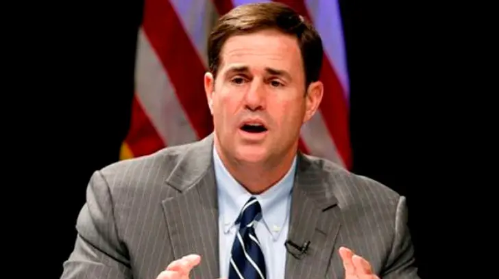 Gobernador de Arizona ordena a habitantes permanecer en casa hasta el 30 de abril