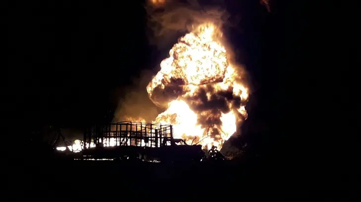 Explota camión durante ordeña de combustible en ducto de Pemex en NL