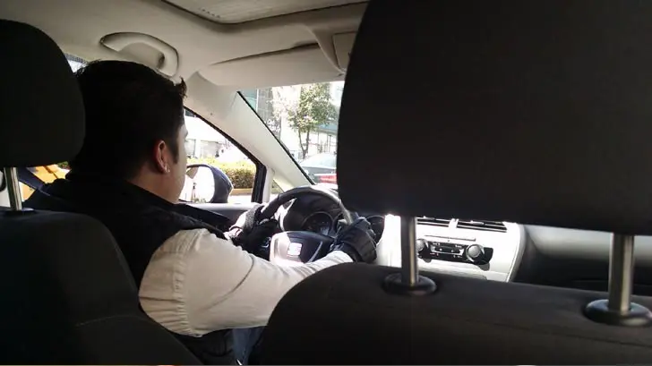 Uber empieza a cobrar si tardas en salir o por cancelar el viaje