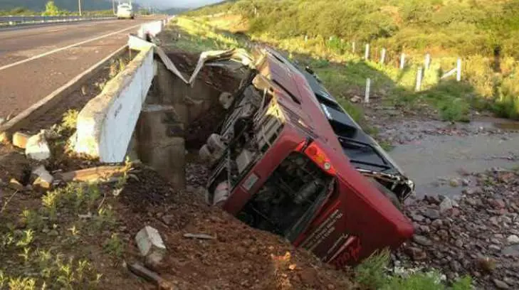 Vuelca camión con pacientes del IMSS en la carretera de Cananea-Imuris