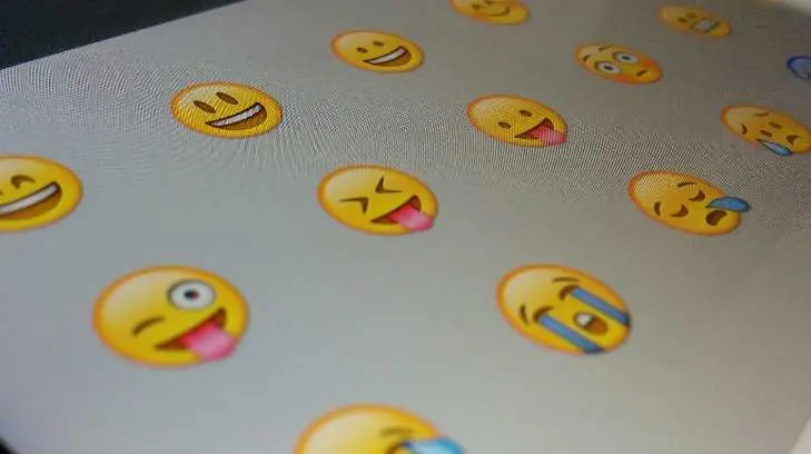 Uso excesivo de los emoticones nos aleja de la comunicación personal: Revo Sonora
