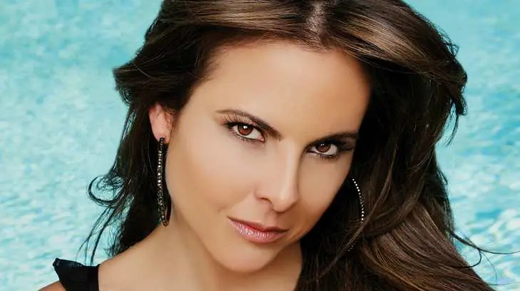 Kate del Castillo posa en sexy bikini