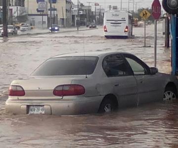 Nueve autos se quedaron varados en medio de calles inundadas en Guaymas