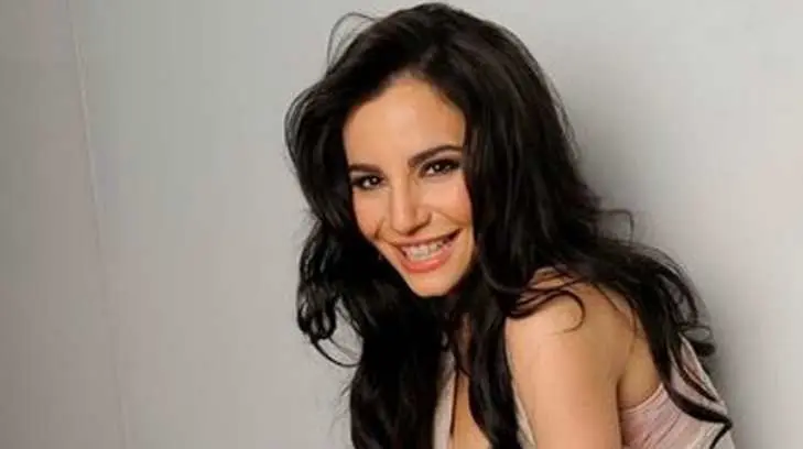 Martha Higareda deleita a sus fans con sutil imagen en bikini