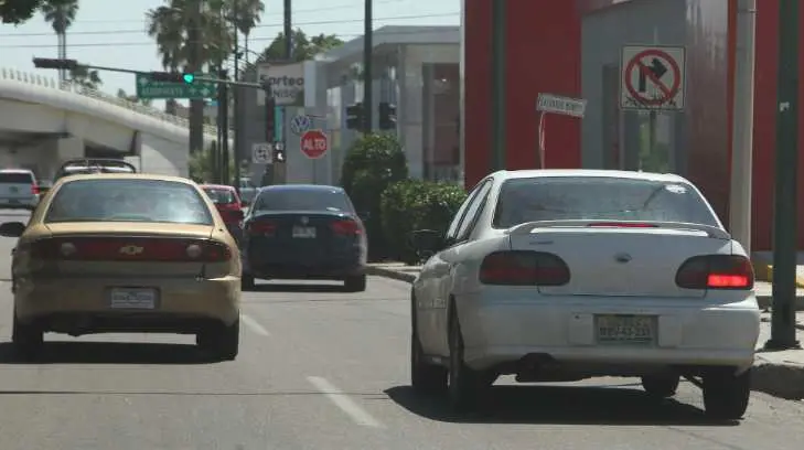 En este cruce de Hermosillo la vuelta continua a la derecha está prohibida