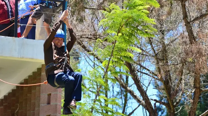 Eruviel Ávila se lanza de tirolesa en Ixtapan de la Sal