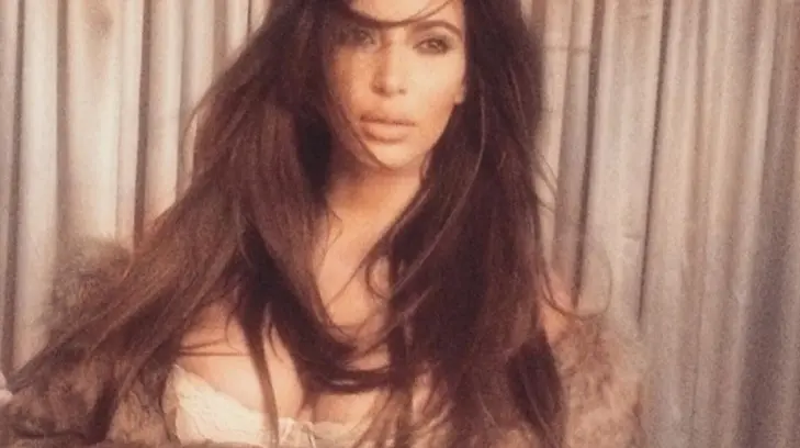Kim Kardashian posa desnuda en un árbol como un pájaro nocturno