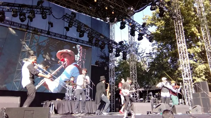 Triciclo Circus Band arma su show en el Tecate Sonoro 2017