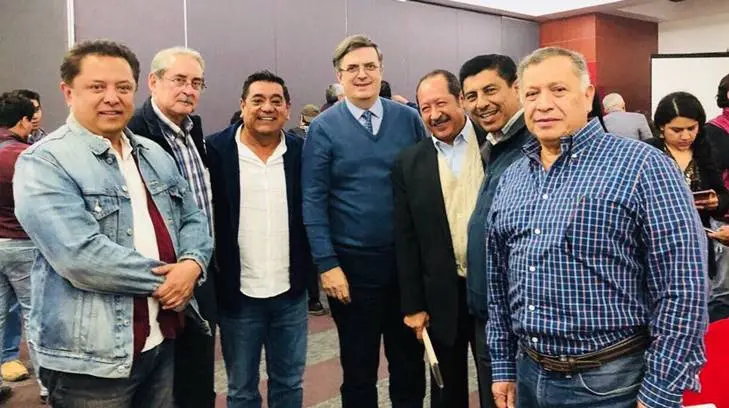 Marcelo Ebrard reaparece en la CDMX y posa para la foto