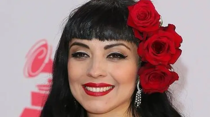 Mon Laferte protesta en topless por Chile durante los Latin Grammy