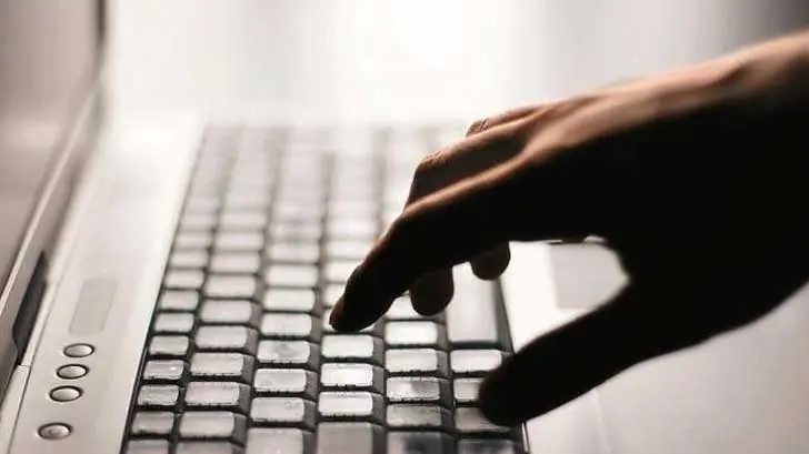 Denuncian cuenta de Twitter que oferta paquetes de fotografías de mujeres desnudas