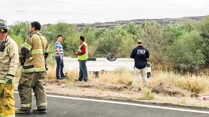 Ocho jornaleros resultan lesionados al caer de batanga