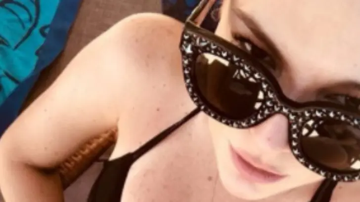 Marjorie de Sousa luce su figura en bikini sin temor a la crítica